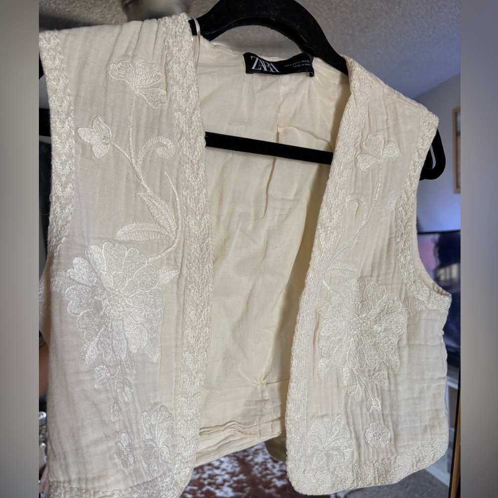 Size small cream Zara vest with floral